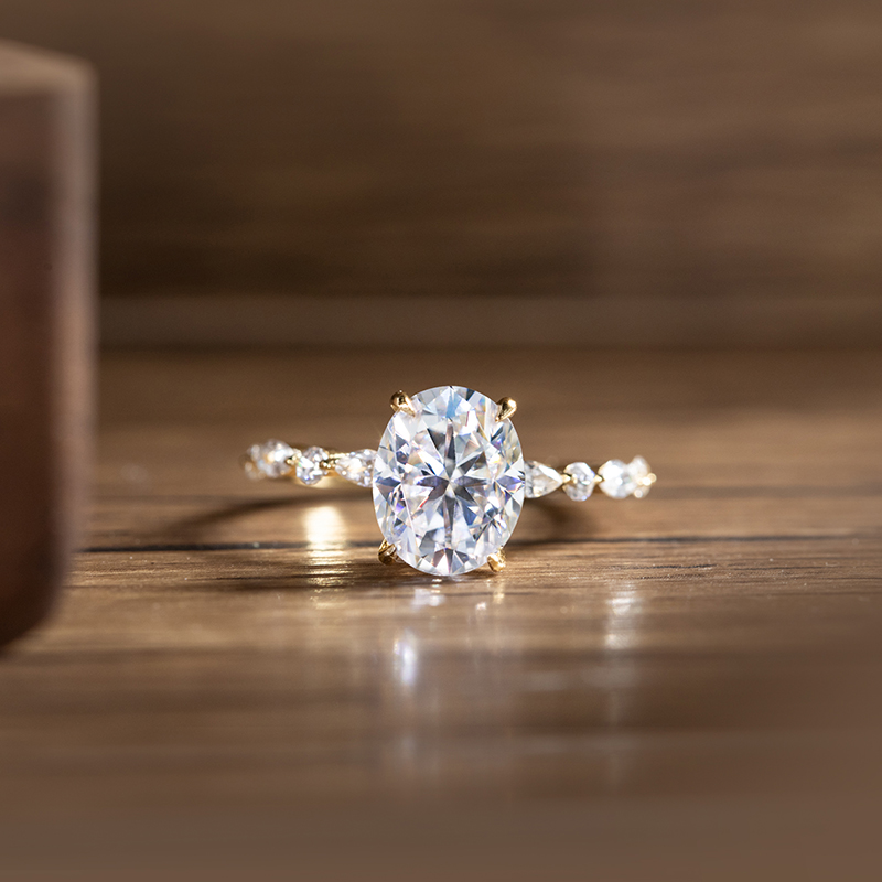 Statement Cocktail Ring - خاتم مويسانيتي أنيق بيضاوي الشكل 1